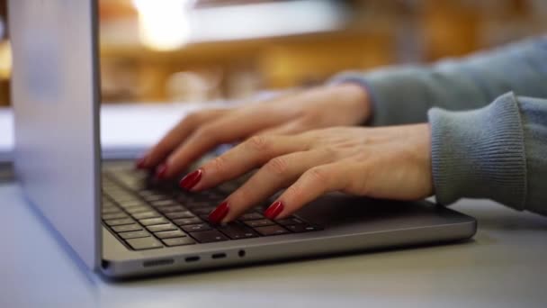 Primeros Planos Las Manos Mujer Escribiendo Teclado Utilizando Ordenador Portátil — Vídeo de stock