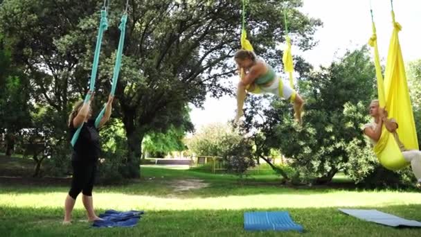 Las Mujeres Entrenan Juntas Afuera Parque Público Yoga Estiramiento Hamacas — Vídeo de stock
