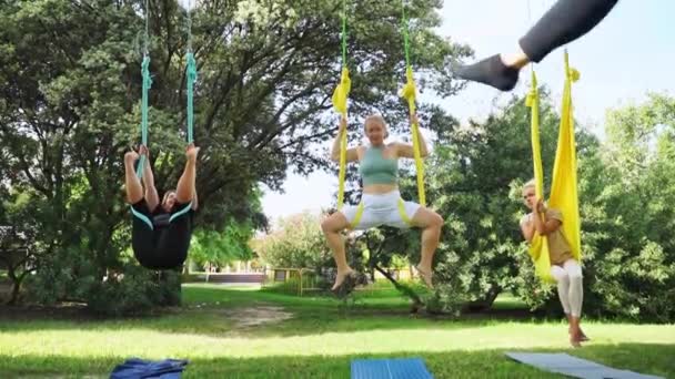 Femeie Care Face Yoga Aero Hamac Aer Liber Exercitând Asana — Videoclip de stoc