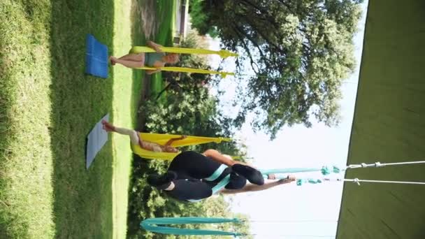 Draußen Öffentlichen Park Trainieren Frauen Gemeinsam Yoga Und Stretching Hängematten — Stockvideo
