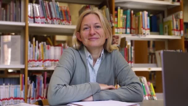 Femme Enseignante Mature Regardant Caméra Sur Bibliothèque École Collège Étagère — Video