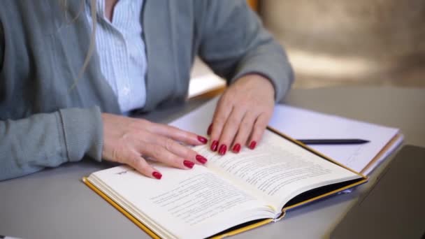 Жінка Середнього Віку Вчена Читає Книгу Написання Дисертації Університетській Бібліотеці — стокове відео