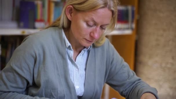 Close Perempuan Tangan Membalik Buku Bacaan Siswa Dewasa Wanita Dewasa — Stok Video