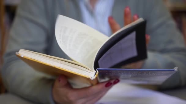 Κοντινά Γυναικεία Χέρια Που Ξεφυλλίζουν Βιβλίο Ενήλικες Μαθητές Διαβάζουν Ώριμη — Αρχείο Βίντεο