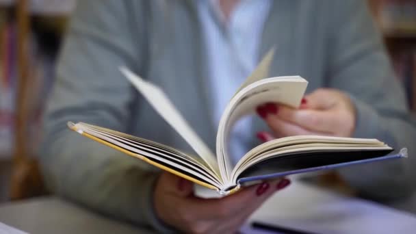 Yakın Plan Kadın Elleri Kitaba Göz Atıyor Yetişkin Öğrenci Okuyor — Stok video
