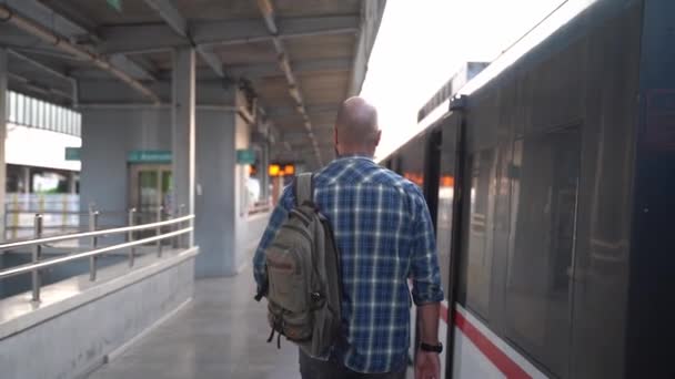 Orta Yaşlı Bir Adam Demiryolu Platformunda Yürüyor Dikiz Aynası Toplu — Stok video