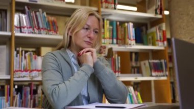 Orta yaşlı serbest çalışan kadın uzaktan kumanda ile birlikte çalışıyor dizüstü bilgisayar ofis yöneticisini kullanıyor, klavye yazıyor, çevrimiçi mesajlaşıyor. Uzaktan kumandalı dijital göçebe sohbeti. Çevrimiçi danışma istemcisi