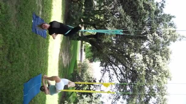 Женщины Тренируются Вместе Общественном Парке Йога Растяжка Гамаках Спорт Здоровья — стоковое видео