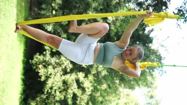 Mujer Haciendo Aero Yoga Hamaca Aire Libre Ejercitando Asana Practicando — Vídeos de Stock