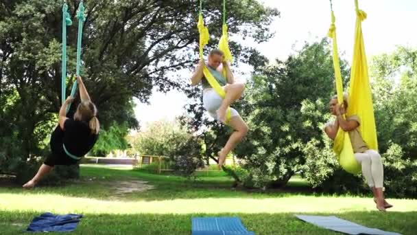Mulheres Treinam Juntas Fora Parque Público Yoga Alongamento Redes Desporto — Vídeo de Stock
