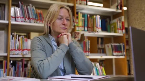 Orta Yaşlı Kadın Bilim Adamı Üniversite Kütüphanesinde Tez Yazıyor Üniversite — Stok video