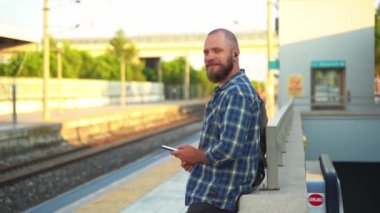 Video oyunları oynayan ya da sosyal medya içeriğini izleyen genç yetişkinler toplu taşıma, metro, banliyö banliyö treninde işe giderken. Günlük hayatta teknoloji dijital cihazlara bağımlılığı