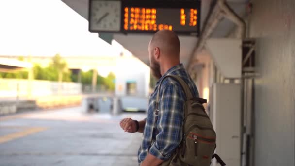 Morador Cidade Com Uma Mochila Esperando Trem Metrô Plataforma Adulto — Vídeo de Stock