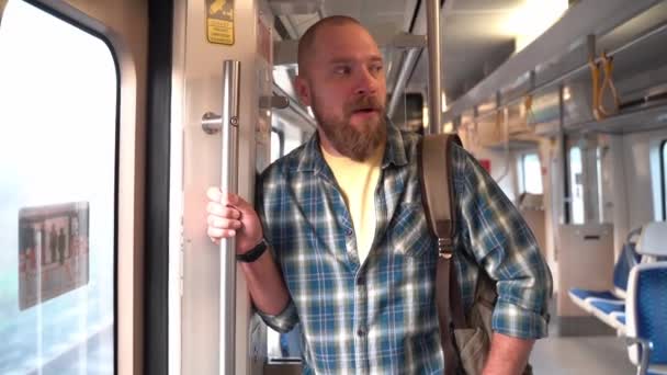地下鉄の電車を使用したバックパック付きの都市居住者 公共交通機関で携帯電話を使用して働く大人の見出し 市民が地下鉄に依存する朝の都市生活 — ストック動画