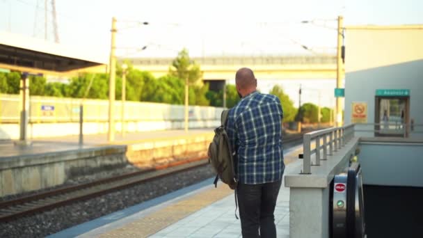 Sırt Çantalı Şehir Sakini Platformda Metro Trenini Bekliyor Giden Bir — Stok video