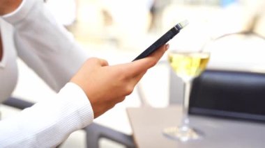 Şehir hayatı boyunca telefon kullanan güzel, genç ve güzel kadın elleri. İş kadını kafede çalışıyor. Öğrenci kontrol metni, çevrimiçi mesajlaşma, İspanyol kadın çevrimiçi alışveriş