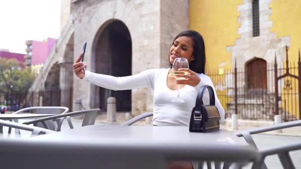 Latijns Amerikaanse Jonge Vrouw Cafe Wijn Drinken Met Behulp Van — Stockvideo