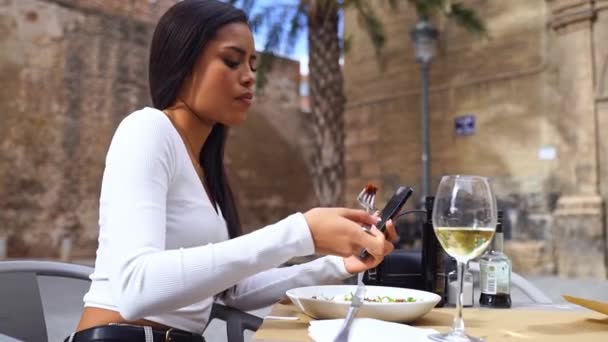 Close Piękne Młode Kobiety Ręce Pomocą Telefonu Podczas Przerwy Obiadowej — Wideo stockowe