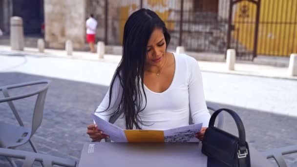 ラテンアメリカンガールホールドメニュー レストランテラス ランチシティブレイク 公共の場所で食べる カフェテリア ウェイターのオーダー スリム女性ダイエットケータリングビーガンディッシュ スマイルポジティブな健康ライフスタイル — ストック動画
