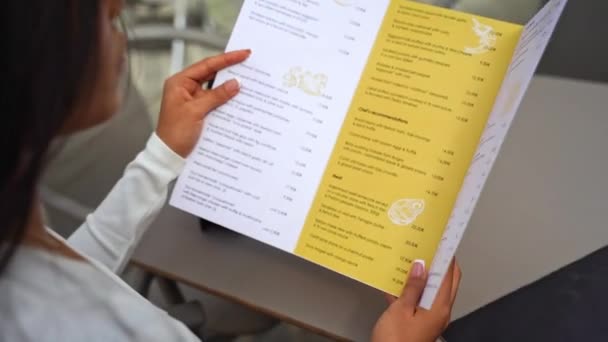 Κοντινά Χέρια Της Κομψής Γυναίκας Hold Menu Εστιατόριο Επιλέγοντας Πιάτα — Αρχείο Βίντεο