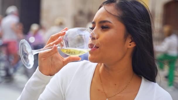 Ung Latinamerikansk Kvinna Dricker Vin Ute Caféets Uteplats När Han — Stockvideo