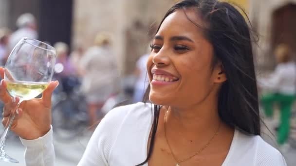 Mujer Hispana Joven Bebiendo Vino Afuera Patio Cafetería Mientras Viaja — Vídeos de Stock