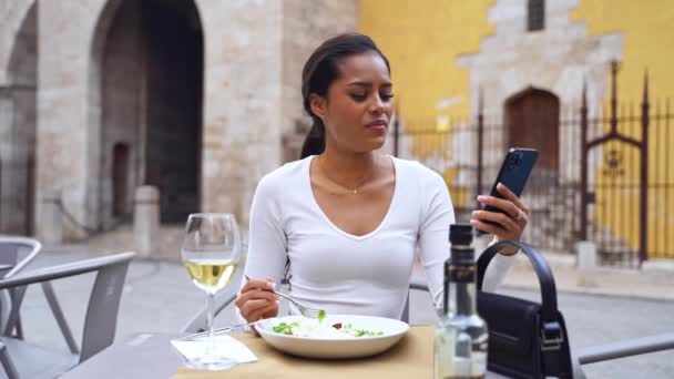 Zbliżenie Rąk Kobiety Jedzącej Zieloną Sałatkę Korzystającej Telefonu Zdrowa Żywność — Wideo stockowe