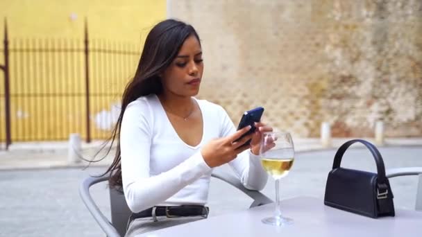 Piękna Latynoska Amerykanka Używająca Telefonu Siedząca Patio Kawiarni Przewijanie Mediów — Wideo stockowe