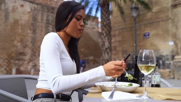 Zbliżenie Rąk Kobiety Jedzącej Zieloną Sałatkę Korzystającej Telefonu Zdrowa Żywność — Wideo stockowe