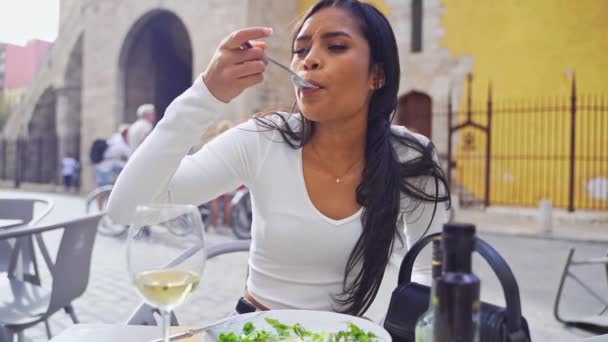 Amante Comida Española Joven Disfrutar Comida Mesa Aire Libre Restaurante — Vídeo de stock