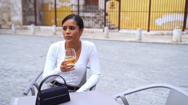 Wanita Hispanik Muda Minum Anggur Luar Cafe Patio Saat Bepergian — Stok Video