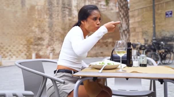 Spanyol Genç Kadın Yemek Aşığı Açık Hava Restoranında Yemeğin Tadını — Stok video