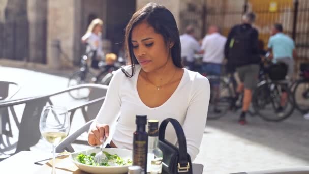 Hiszpańska Młoda Kobieta Miłośnik Żywności Cieszyć Się Posiłkiem Restauracji Świeżym — Wideo stockowe