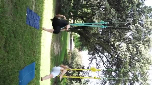 Женщины Тренируются Вместе Общественном Парке Йога Растяжка Гамаках Спорт Здоровья — стоковое видео