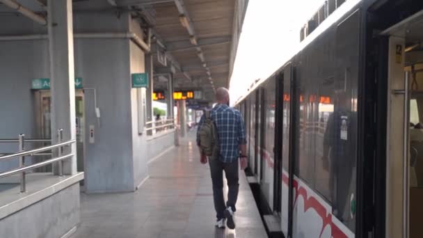 플랫폼에 지하철 기차를 배낭과 거주자 교통에 휴대폰을 향하고 시민이 지하철에 — 비디오