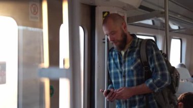 Video oyunları oynayan ya da sosyal medya içeriğini izleyen genç yetişkinler toplu taşıma, metro, banliyö banliyö treninde işe giderken. Günlük hayatta teknoloji dijital cihazlara bağımlılığı