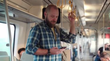 Video oyunları oynayan ya da sosyal medya içeriğini izleyen genç yetişkinler toplu taşıma, metro, banliyö banliyö treninde işe giderken. Günlük hayatta teknoloji dijital cihazlara bağımlılığı