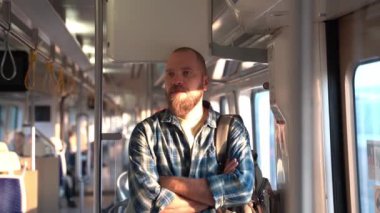 Video oyunları oynayan ya da sosyal medya içeriğini izleyen genç yetişkinler toplu taşıma, metro, banliyö banliyö treninde işe giderken. Günlük hayatta teknoloji dijital cihazlara bağımlılığı