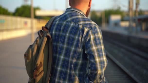 Міський Житель Рюкзаком Чекає Поїзд Метро Платформі Дорослий Прямує Роботу — стокове відео