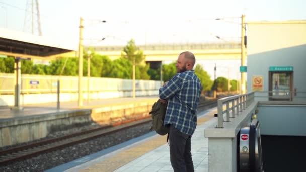 Stadsbewoner Met Een Rugzak Wachtende Metro Trein Het Perron Een — Stockvideo