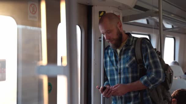 성인은 지하철 열차에서 사무실로 향하는 비디오 게임을하거나 미디어 콘텐츠를보고 디지털 — 비디오