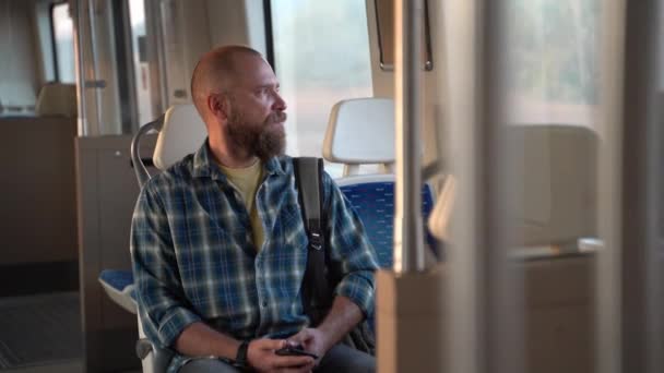 Pria Dengan Ransel Menggunakan Kereta Bawah Tanah Atau Transportasi Pinggiran — Stok Video
