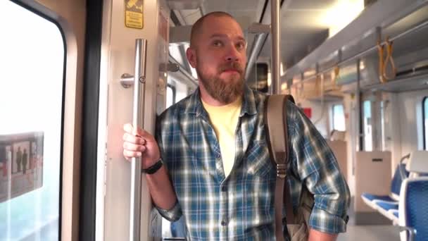 乘坐地铁车厢背着背包的城市居民 一个在公共交通工具上使用手机上班的成年人 早上的城市生活就像市民依赖地铁一样 — 图库视频影像