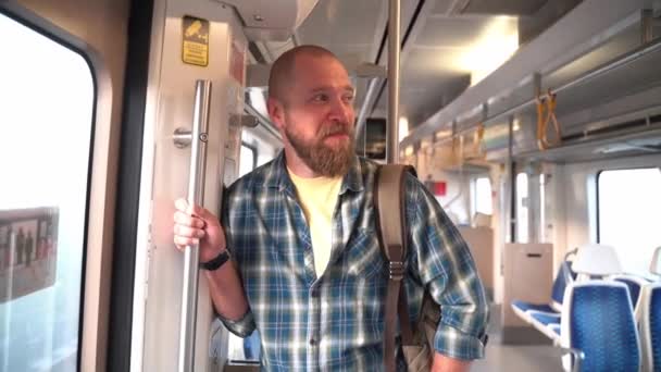 Habitante Ciudad Con Una Mochila Usando Metro Vagón Tren Adulto — Vídeos de Stock