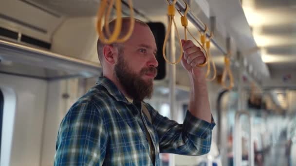 Férfi Hátizsák Segítségével Metró Metró Vonat Vagy Külvárosi Közlekedés Napi — Stock videók
