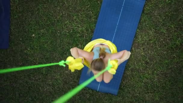妇女们一起在公园外面锻炼 瑜伽和伸展在吊床 体育促进妇女健康 减少压力 保持内部和谐 促进整体福祉 — 图库视频影像