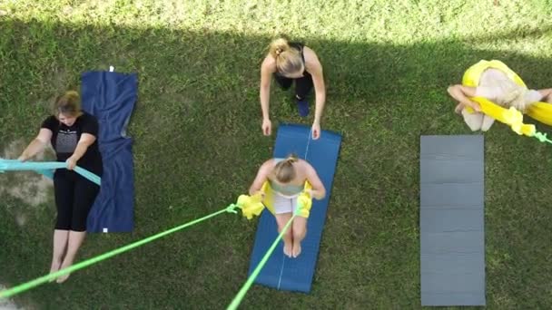 妇女们一起在公园外面锻炼 瑜伽和伸展在吊床 体育促进妇女健康 减少压力 保持内部和谐 促进整体福祉 — 图库视频影像