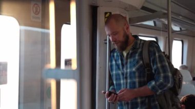 Video oyunları oynayan ya da sosyal medya içeriğini izleyen genç yetişkinler toplu taşıma, metro, banliyö banliyö treninde işe giderken. Günlük hayatta teknoloji dijital cihazlara bağımlılığı