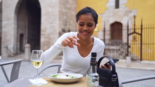 Spaanse Jonge Vrouw Food Lover Genieten Van Maaltijd Restaurant Outdoor — Stockvideo