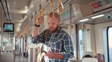 Video oyunları oynayan ya da sosyal medya içeriğini izleyen genç yetişkinler toplu taşıma, metro, banliyö banliyö treninde işe giderken. Günlük hayatta teknoloji dijital cihazlara bağımlılığı